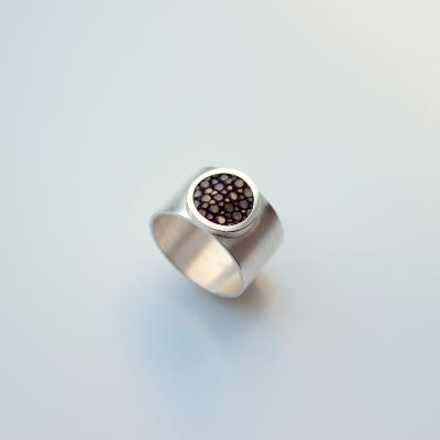 Ring mit Rochenleder